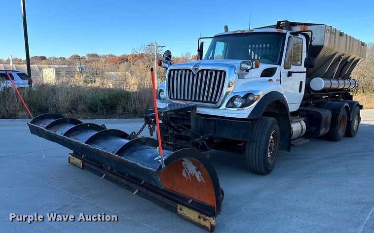 2011 International WorkStar  hook lift spreader truck - NL9191