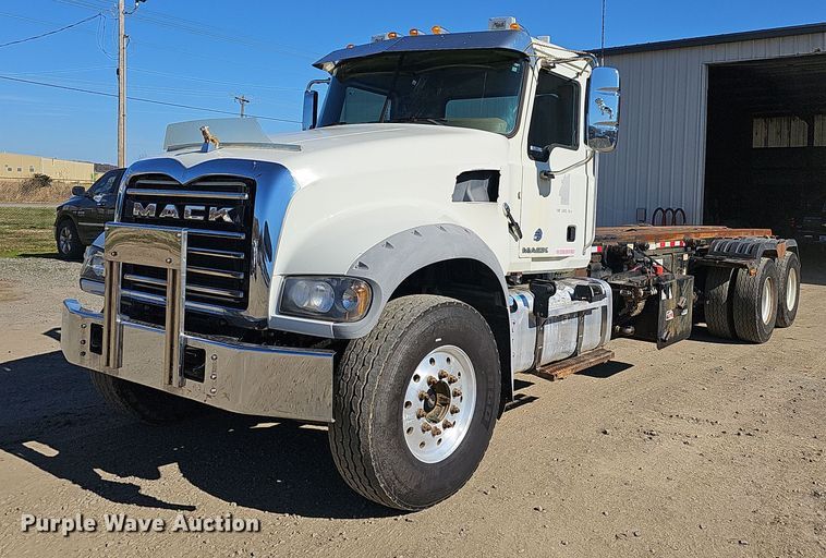 2014 Mack GU713  roll-off container truck - NP9238