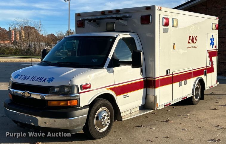 2013 Chevrolet Express 4500  ambulance - NR9442