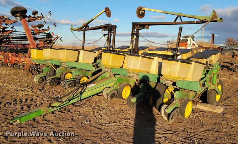 John Deere 7000  planter - DL7798