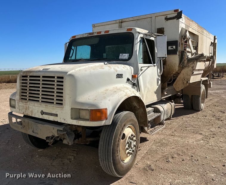 1995 International 4900  feed mixer truck - DQ1542