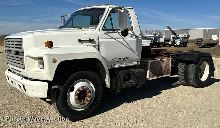 1985 Ford F700  truck cab and chassis - GG9878