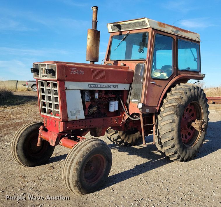 1974 International Farmall 1066  tractor - LC9341