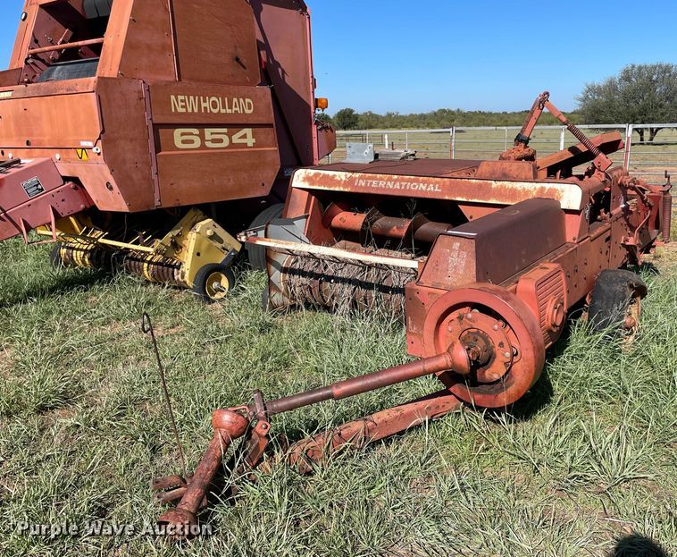 International Harvester 440W  small square baler - LV9147