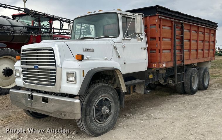 1989 Ford L8000  grain truck - NP9569
