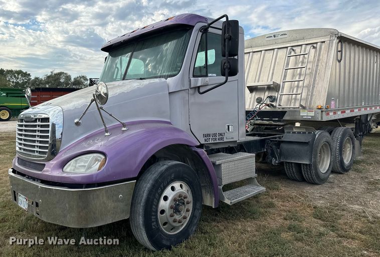 2006 Freightliner Columbia  semi truck - NP9571
