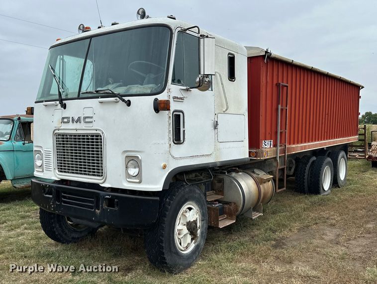 1974 Chevrolet Astro 95  grain truck - NP9611