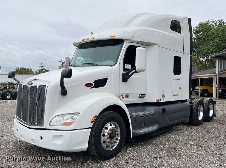 2020 Peterbilt 579 semi truck - DQ2309