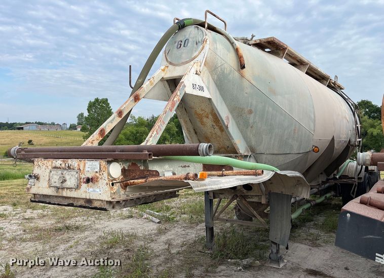 1974 Fruehauf  pneumatic dry bulk trailer - LB9018