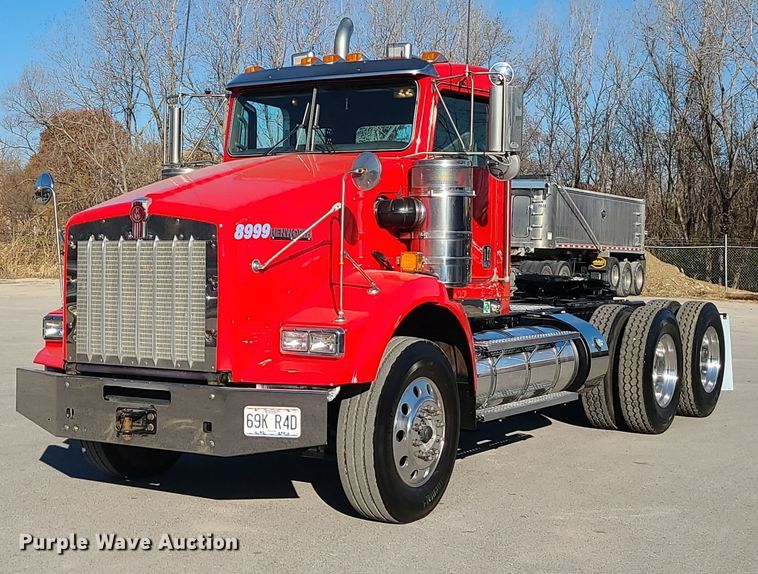 2015 Kenworth T800  semi truck - MJ9534