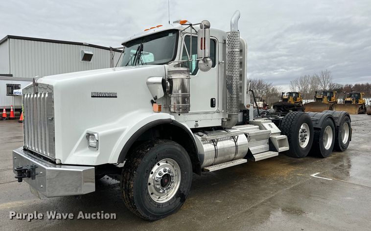 2012 Kenworth T800  semi truck - NM9071