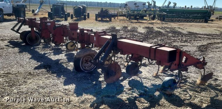 Case IH  row crop cultivator - DO4735