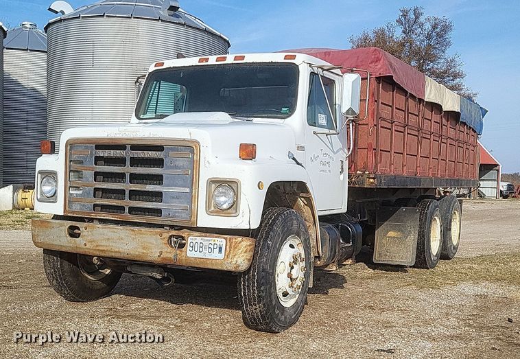1982 International grain truck - DO4755