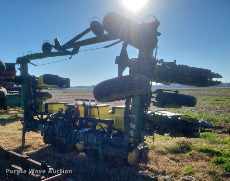John Deere 7300  planter - DO4756