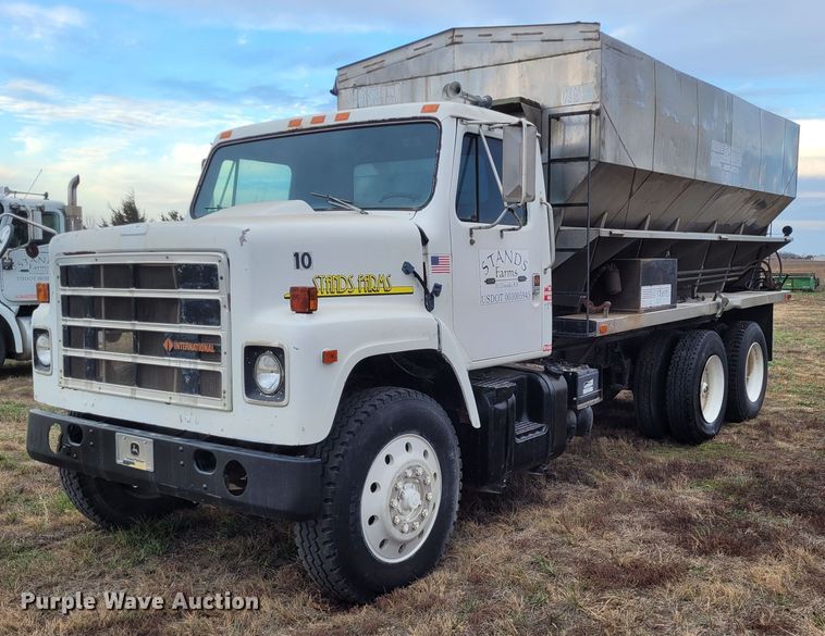 1988 International F2275  fertilizer delivery truck - EB9805