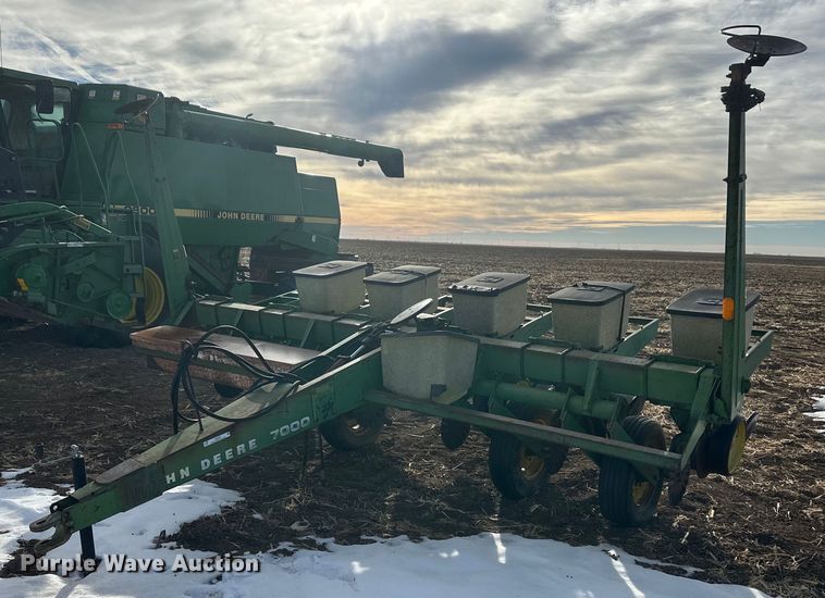 John Deere 7000  no-till planter - IU9207