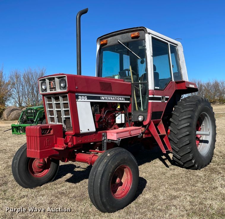 International 986  tractor - LV9225