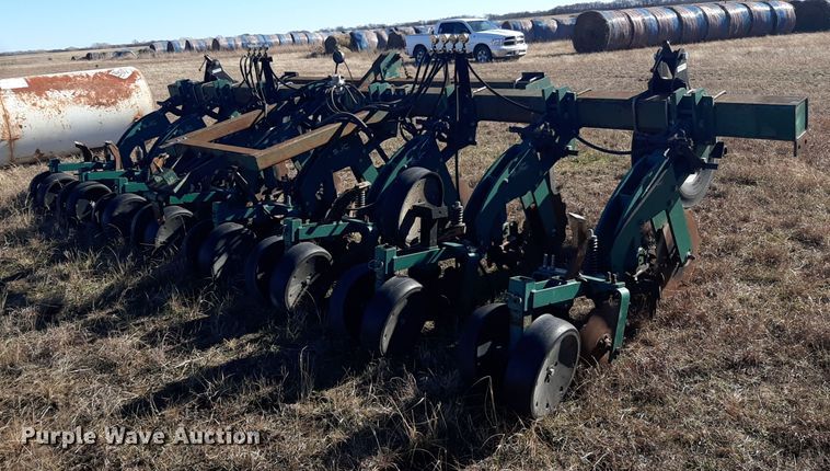 Moore-built  strip-till - LX9946