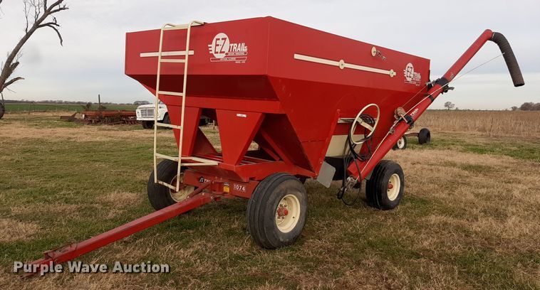 E-Z Trail 3400  grain cart - LX9957