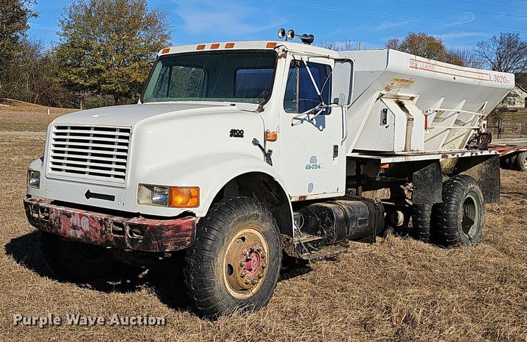 1996 International 4700 4X2  applicator truck - NP9240