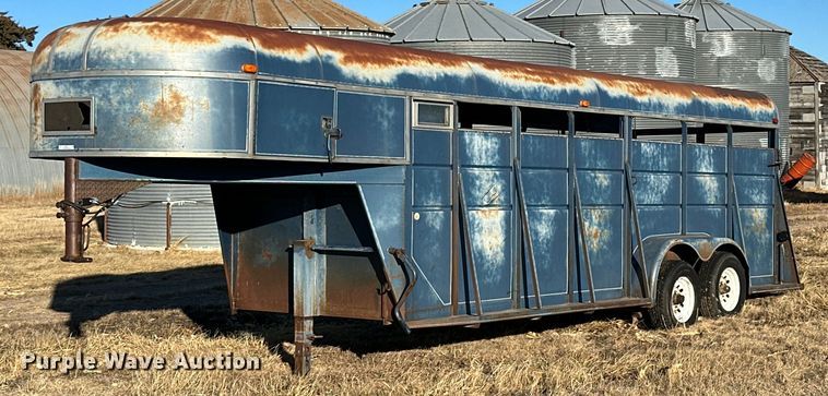 1980 Circle D HRS  livestock trailer - NS9112