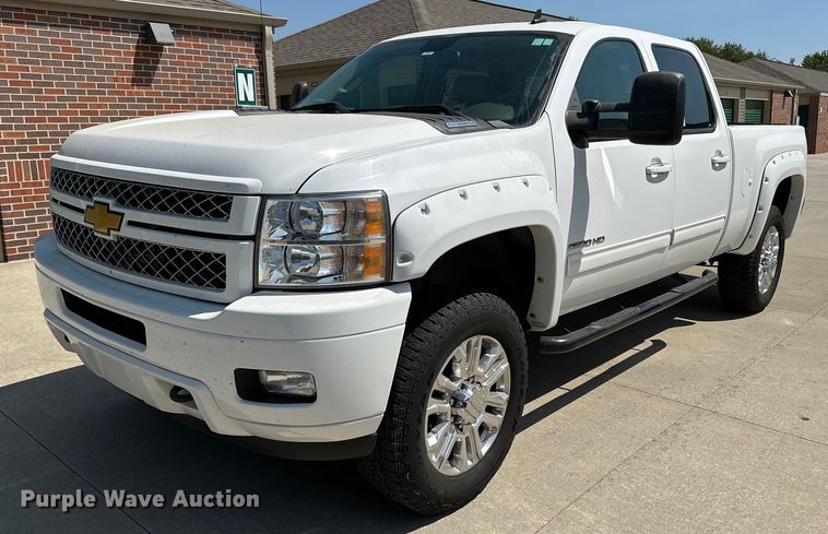 2014 Chevrolet Silverado 2500 HD  Crew Cab pickup truck - DJ6185