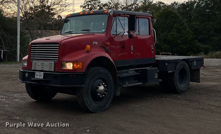 1996 International 4900  Crew Cab flatbed truck - DQ2314