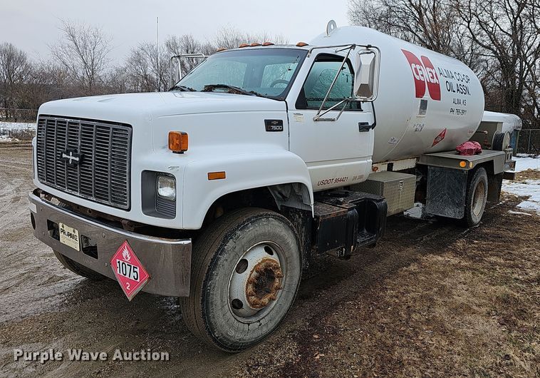 2002 Chevrolet C7500  propane delivery truck - DR5912