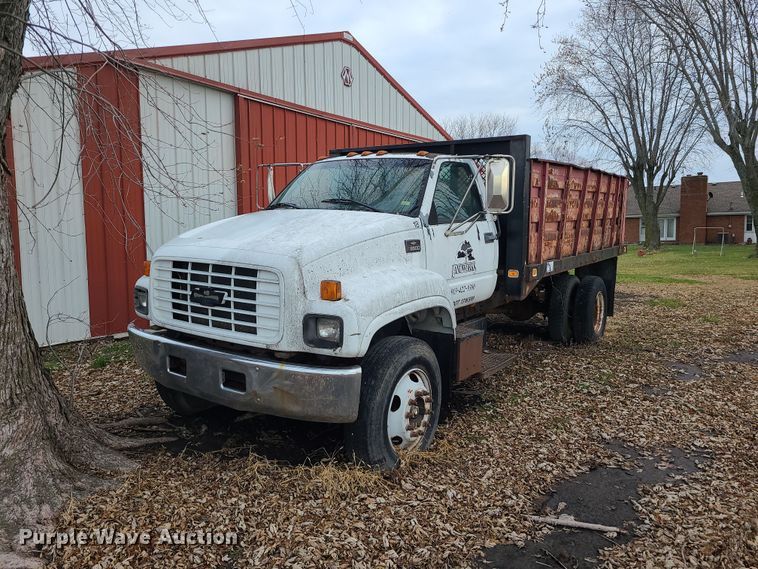 2001 Chevrolet C6500  flatbed truck - DR7801