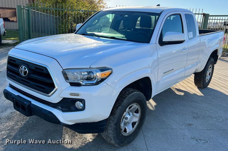 2016 Toyota Tacoma  Access Cab pickup truck - DS2463