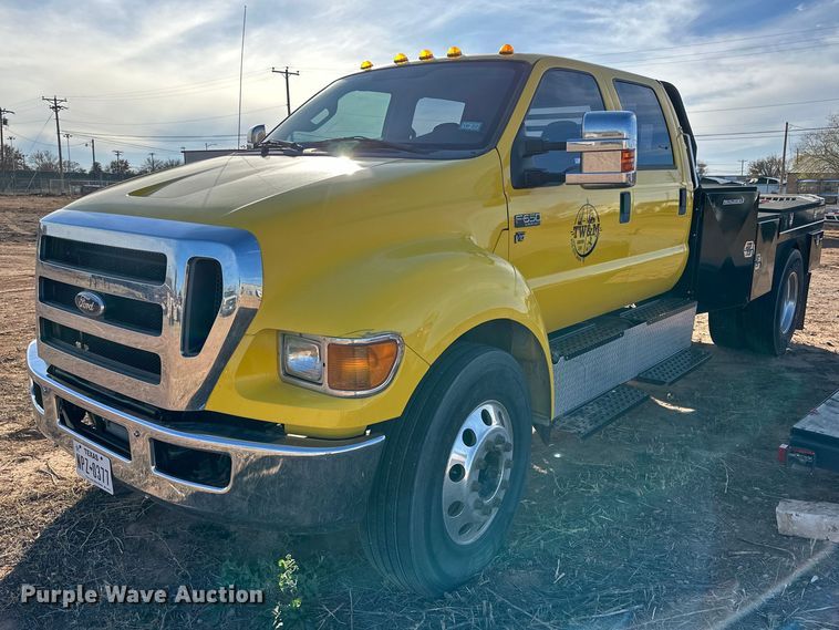 2012 Ford F650 Super Duty  Crew Cab flatbed truck - JT9204