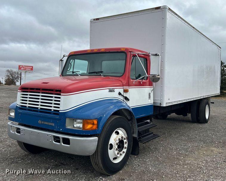 2001 International 4700  box truck - KH9633