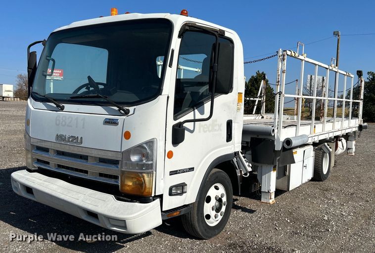 2007 Isuzu NPR HD  scissor lift truck - KH9655