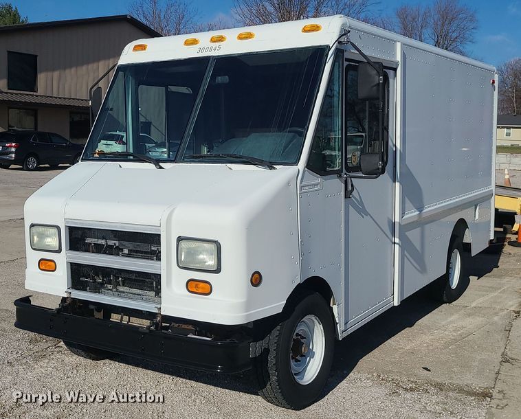 2002 Ford E350  delivery truck - LJ9398