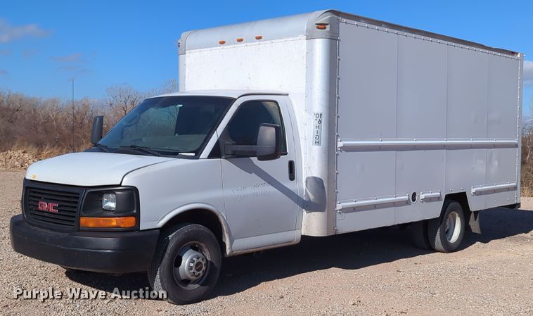 2010 GMC Savana  box truck - LY9495