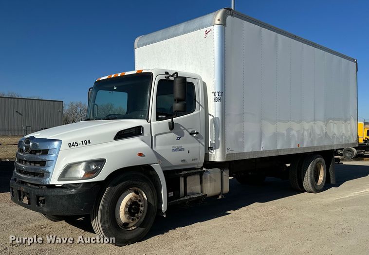 2017 Hino 338  box truck - NI9607