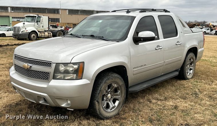 2011 Chevrolet Avalanche  pickup truck - NO9408