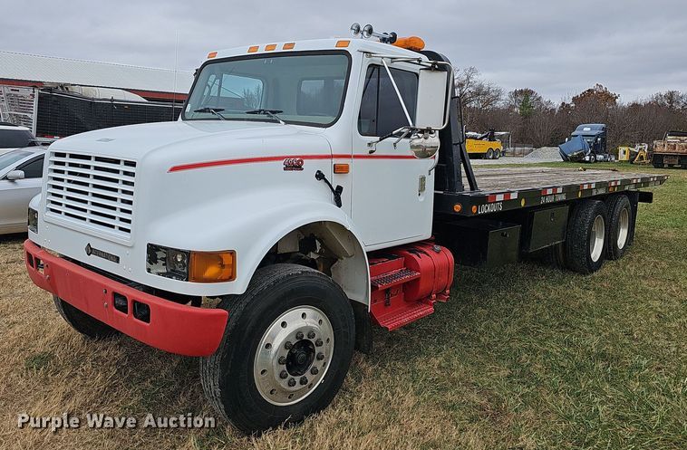 2001 International 4900  rollback truck - NP9193