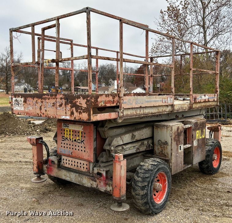 1999 Skyjack SJ8831A  scissor lift - NR9477