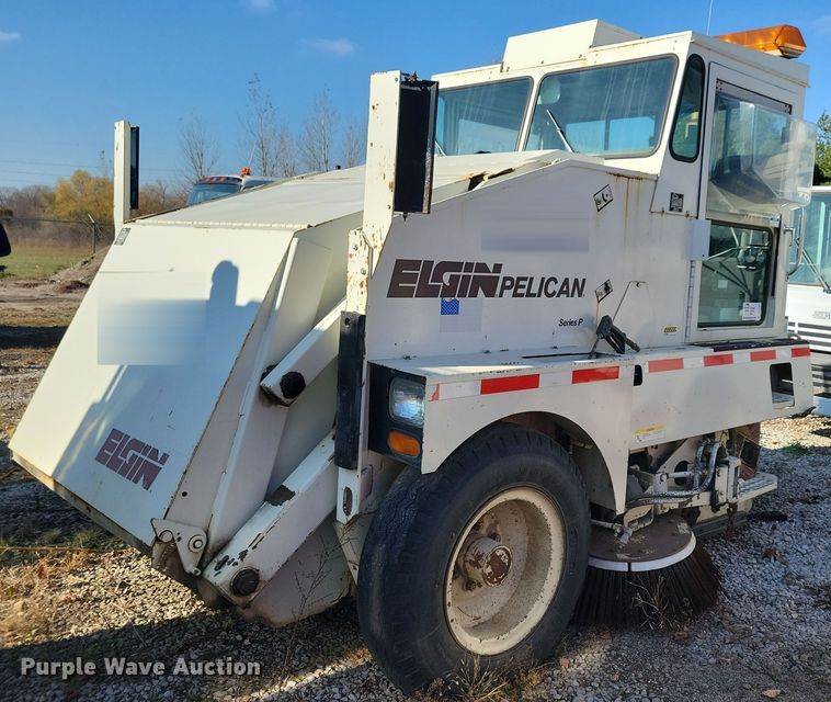 1992 Elgin Pelican Series P  street sweeper truck - DL7752