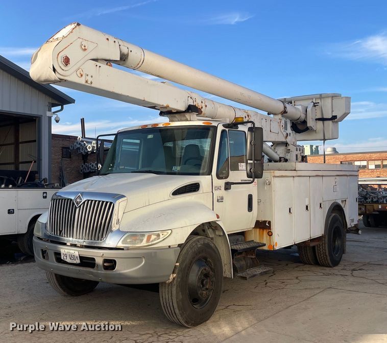 2005 International 4300  bucket truck - DP0246