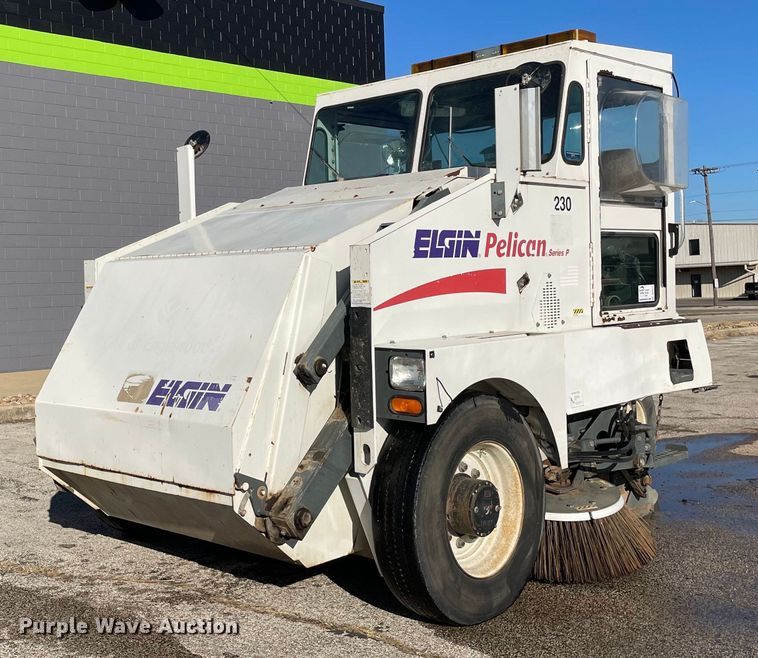 2004 Elgin Pelican Series P  street sweeper truck - DP0271