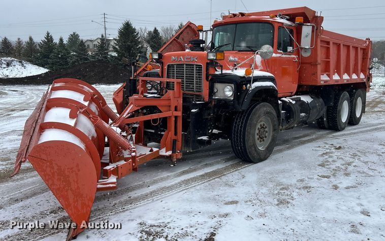 1992 Mack RD690S  dump truck - DQ1026