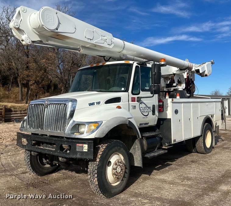 2007 International 7300  bucket truck - EK9775