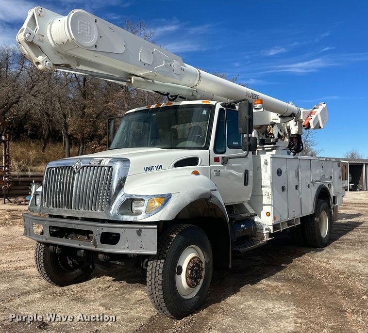 2007 International 7300  bucket truck - EK9777