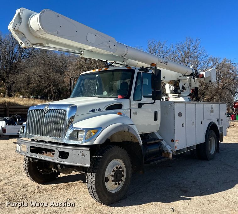 2007 International 7300  bucket truck - EK9780