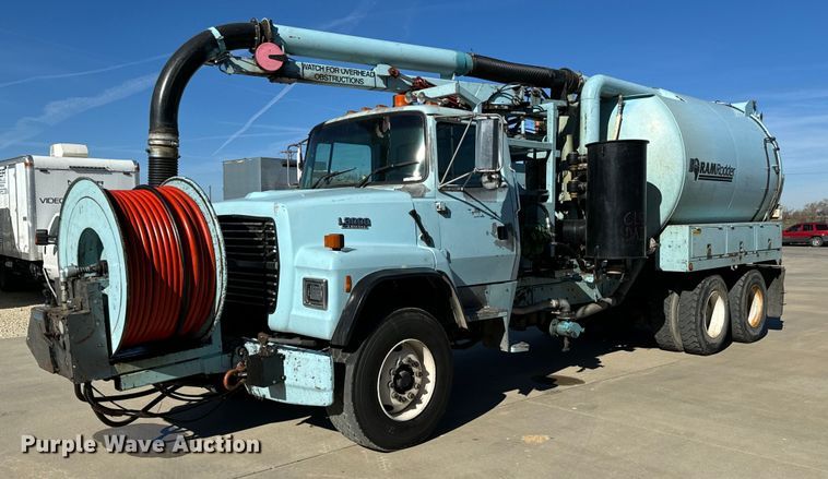 1995 Ford L8000  hydrovac truck - GG9884