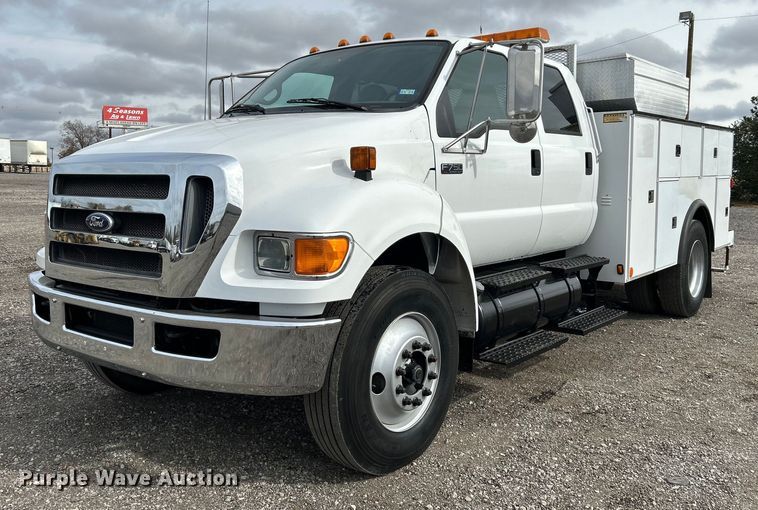 2010 Ford F750 Super Duty XL  Crew Cab utility / service truck - KH9638