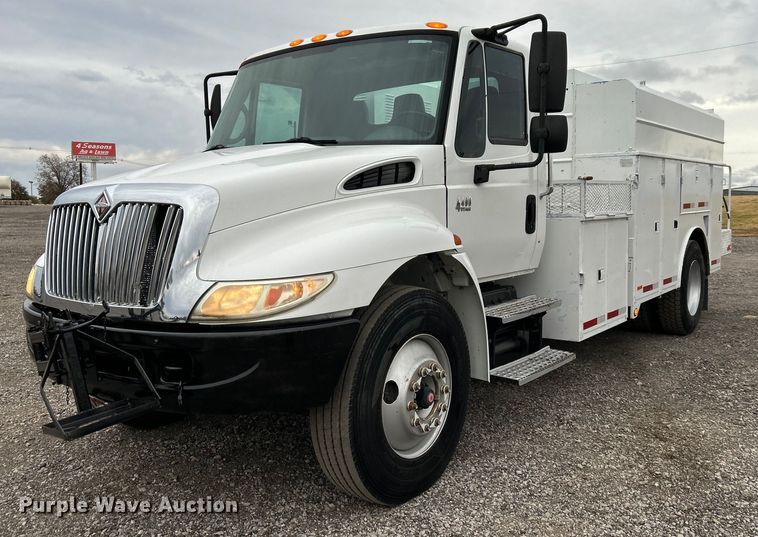 2003 International 4400  utility / service truck - KH9647