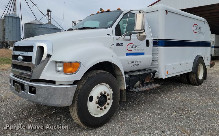 2007 Ford F750 Super Duty XLT  pulling truck - LD9045